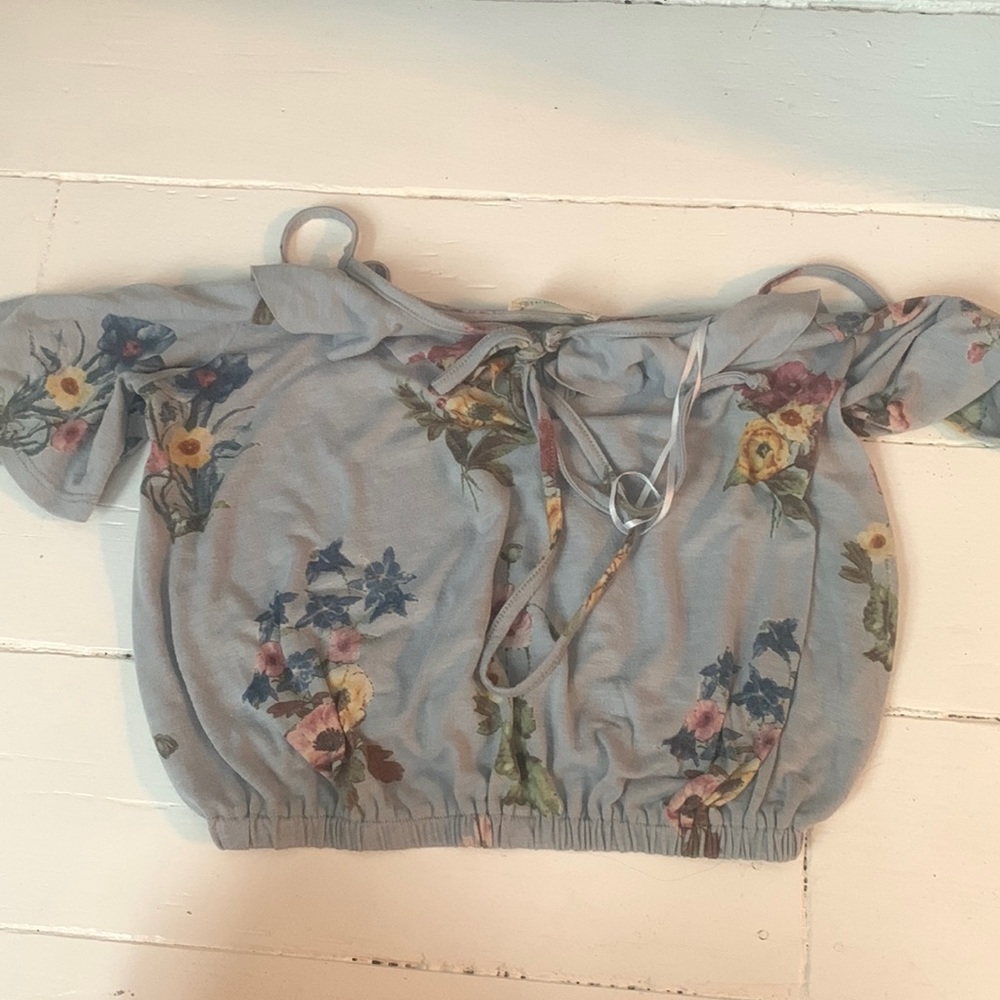 Fun floral crop top! Light blue with rose/mauve/yellow/dark blue. Cotton!